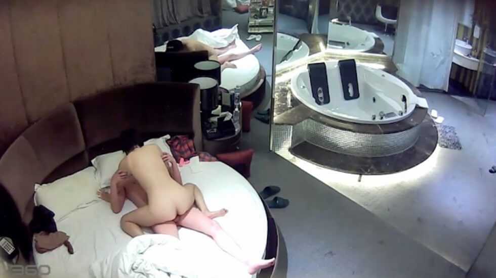 偷拍按摩浴缸房偷拍很久没做爱饥渴眼镜小哥