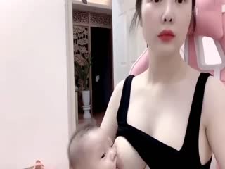 单亲妈妈和榜一大哥连线直播哺乳